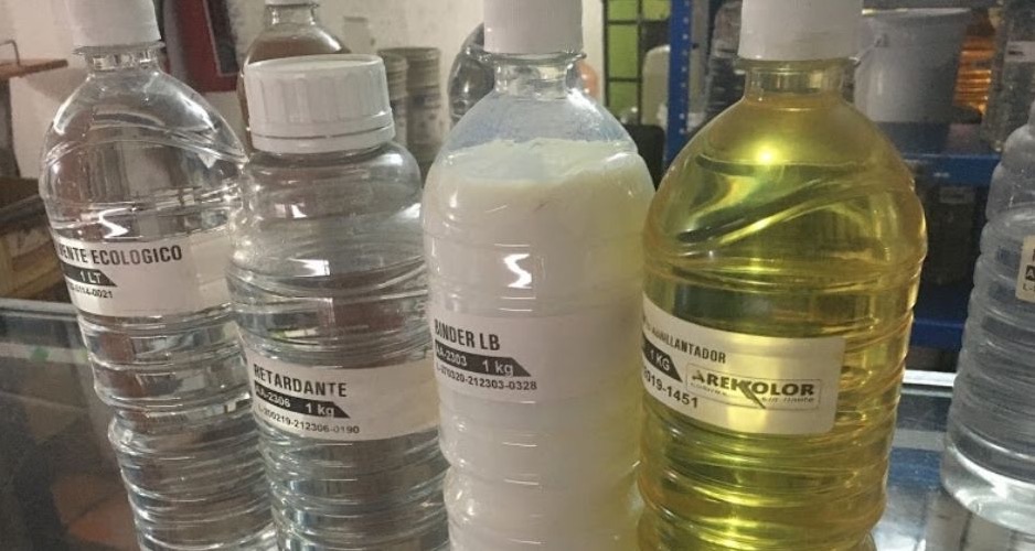 Botellas de solvente, retardante y binder con etiqueta Arekolor