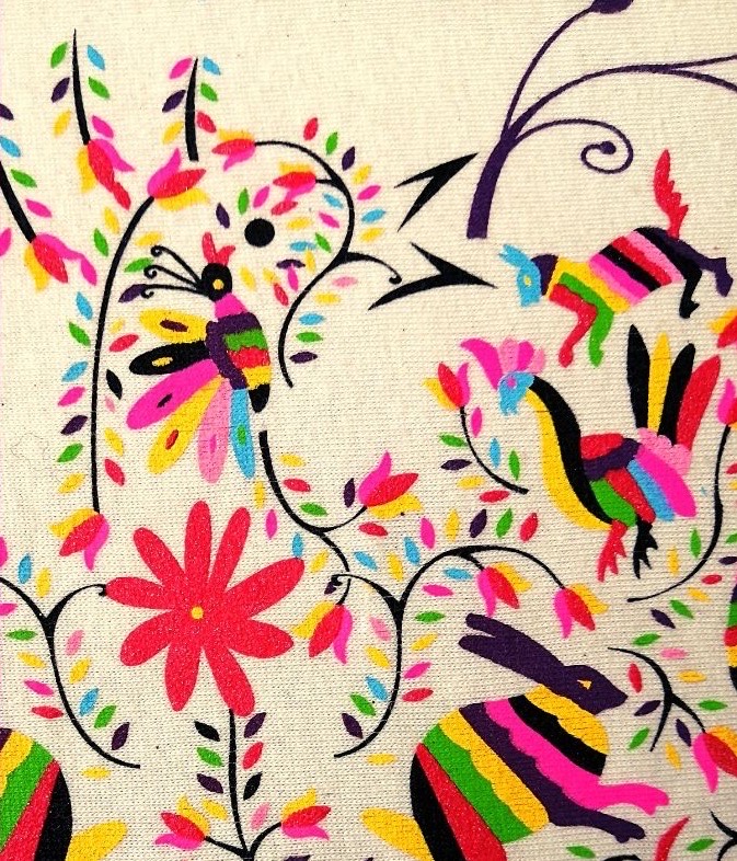 Estampado a varios colores sobre manta: flores, aves y conejos en rosa, amarillo, verde, azul y negro