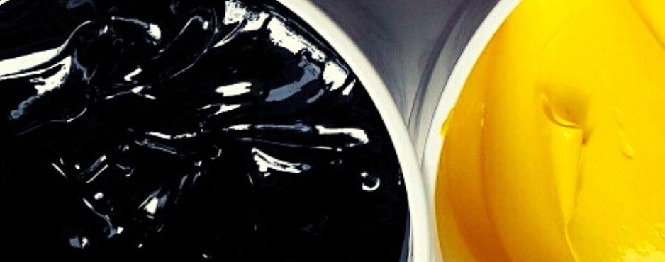 Plastisol negro y plastisol amarillo en sus botes