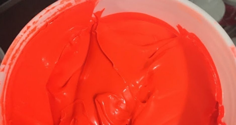 Bote de plastisol rojo recién abierto